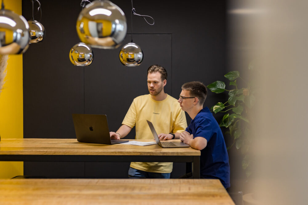 Rick en Stef overleg webshop