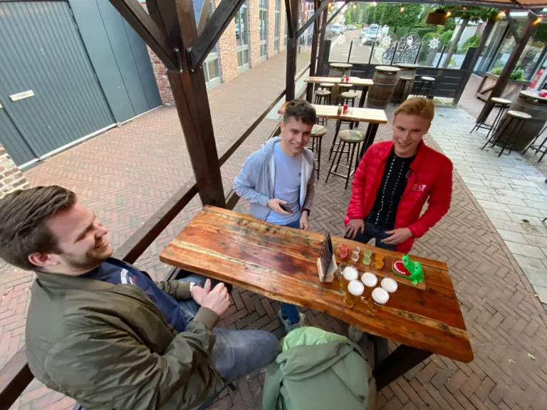 Borrelen bij dn Borrel