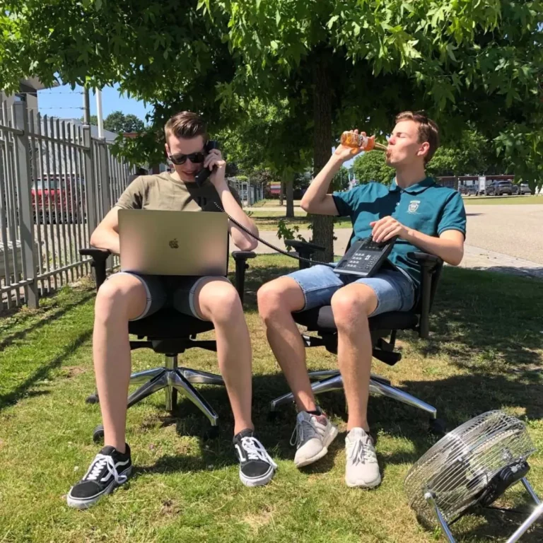 Ron en Stef buiten werken